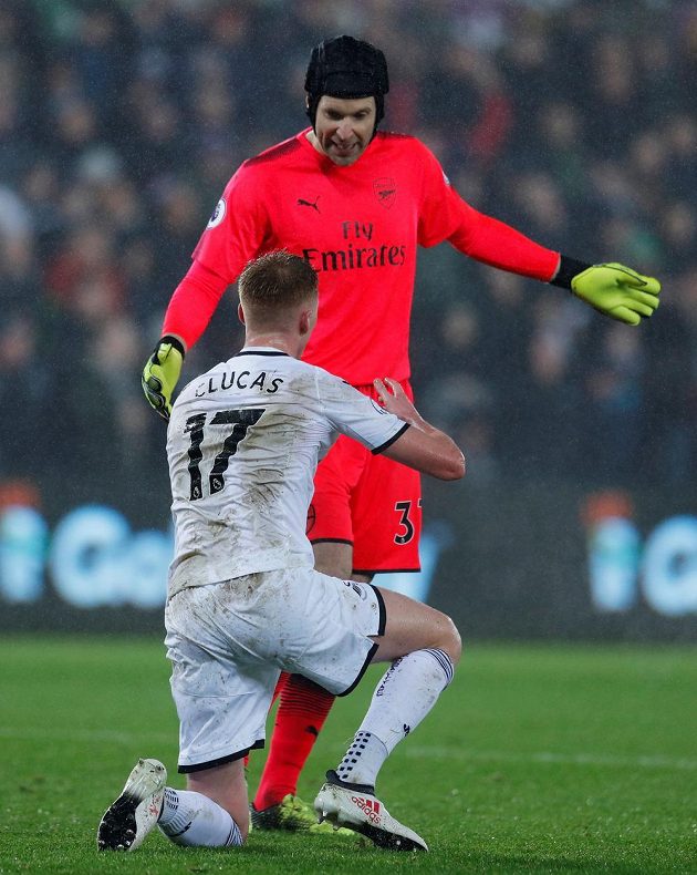 Co mi to děláš, takhle se té dvousté nuly nedočkám, jako by říkal brankář Petr Čech Samuelu Clucasovi ze Swansea, který mu v úterý pokazil šanci na jubilejní čisté konto.