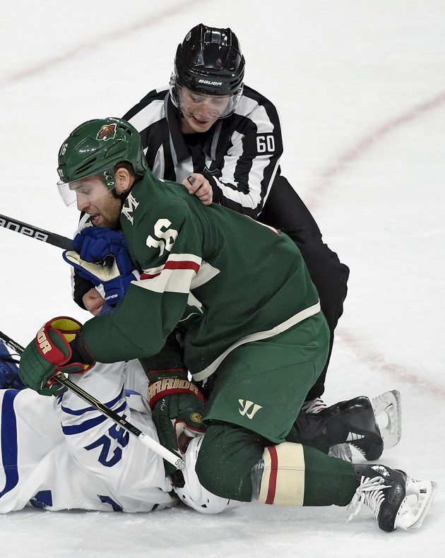 Rozhodčí Libor Suchánek v akci během utkání NHL mezi Minnesotou Wild a Torontem.