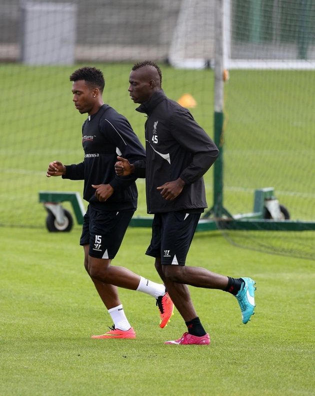 Mario Balotelli (vpravo) vyklusává na tréninku společně s dalším útočníkem Liverpoolu Danielem Sturridgem.