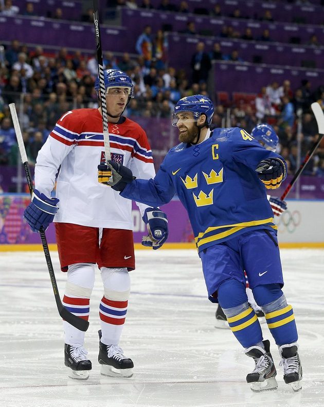Švédský útočník Henrik Zetterberg se raduje z trefy, vlevo smutný Tomáš Kaberle.
