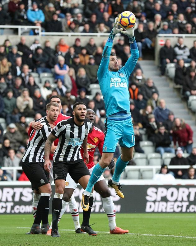Martin Dúbravka v dresu Newcastle United zasahuje v duelu s Manchesterem United.
