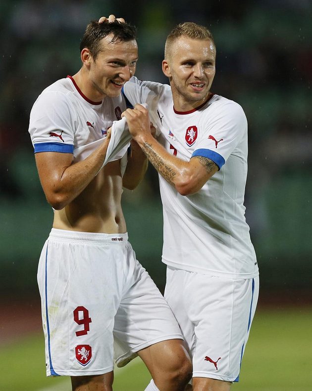 Libor Kozák (vlevo) se raduje se spoluhráčem Michalem Kadlecem ze vstřelení branky do sítě Maďarska.