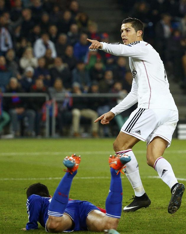 Cristiano Ronaldo z Realu Madrid se raduje v St. Jakob-Parku z vedoucí branky nad Basilejí.