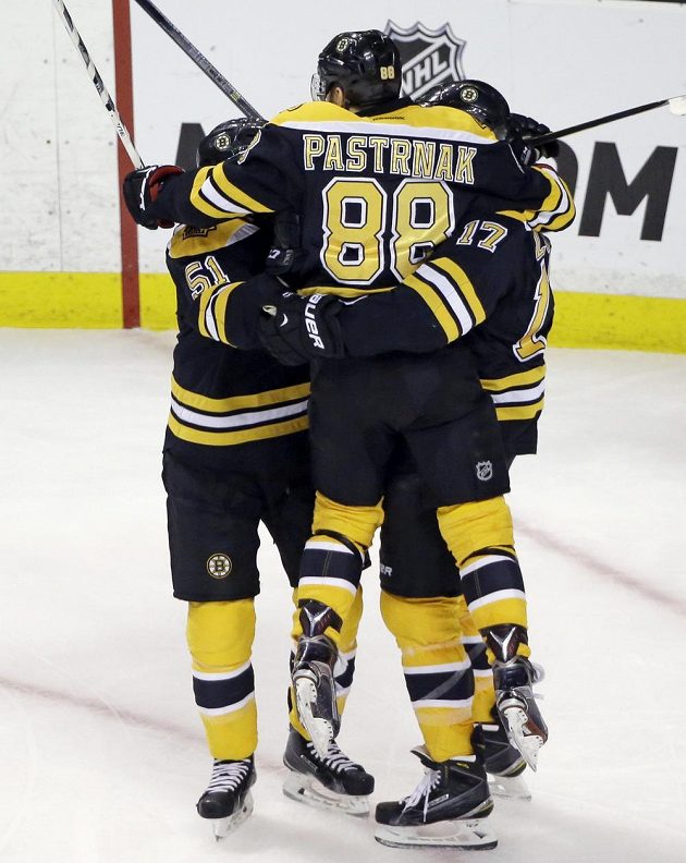 David Pastrňák (88) z Bostonu se raduje se spoluhráči poté, co dal vyrovnávací gól proti Floridě.