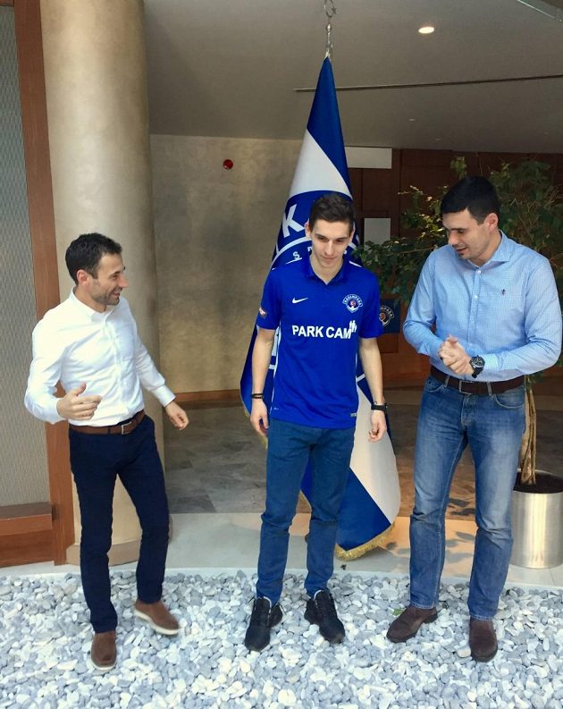 David Pavelka už si za asistence svého manažera Viktora Koláře (vlevo) zvyká v turecké Kasimpase.