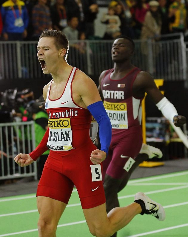První radost českého atleta Pavla Masláka po vítězném závodě na 400 m na halovém mistrovství světa v Portlandu.