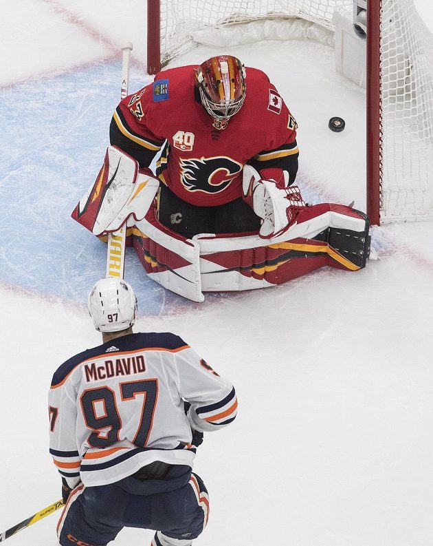 David Rittich v brance Calgary inkasuje gól z hole Connora McDavida z Edmontonu.