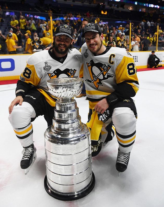 Hvězdy hokejového Pittsburghu Penguins Sidney Crosby (87) a Kris Letang (58) pózují fotografům poté, co Tučňáci obhájili Stanley Cup.