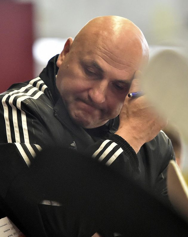 Dojatý trenér hokejové Jihlavy Petr Vlk poté, co jeho tým vybojoval postup do extraligy.