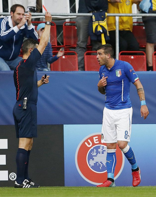 Italský záložník Stefano Sturaro (vpravo) vidí od rozhodčího Anastasiose Sidiropoulose červenou kartu.