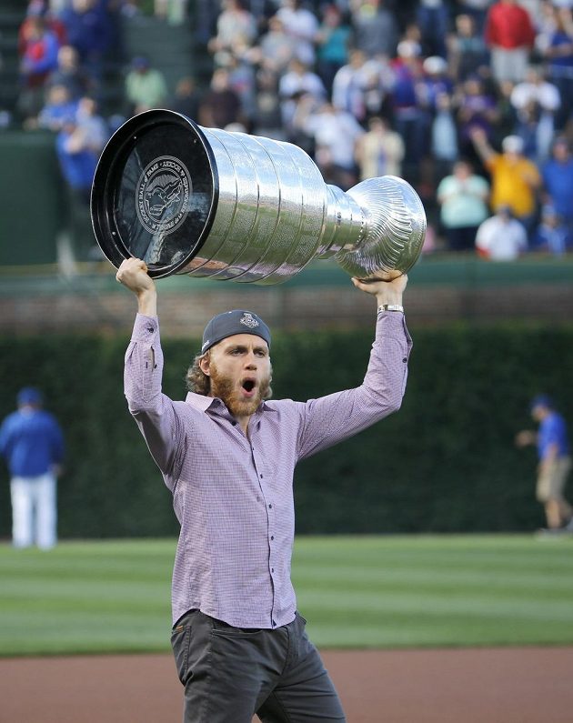 Útočník Blackhawks Patrick Kane pózuje se Stanley Cupem na baseballovém stadiónu Wrigley Field.