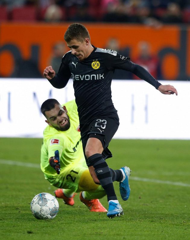 Thorgan Hazard z Borussie Dortmund obchází českého brankáře Augsburgu Tomáše Koubka.