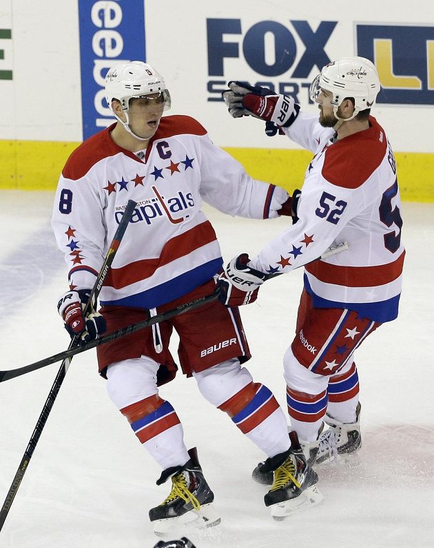 Obránce Green (vpravo) gratuluje washingtonskému spoluhráči Alexandru Ovečkinovi ke čtyřem stovkám nastříleným gólů v NHL