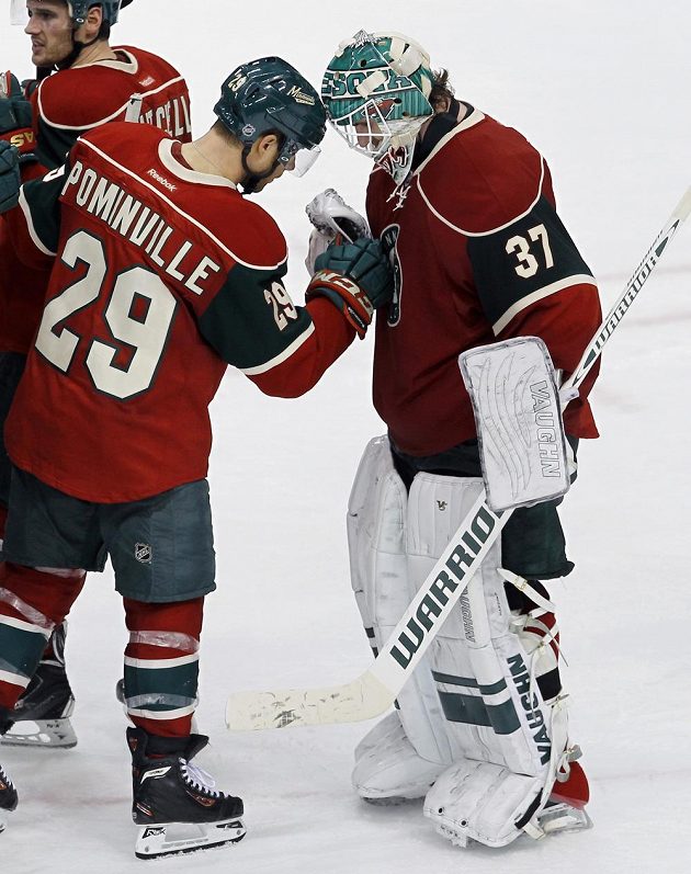 Útočník Minnesoty Jason Pominville (29) gratuluje brankáři Joshovi Hardingovi (37), který vychytal střelce San Jose.