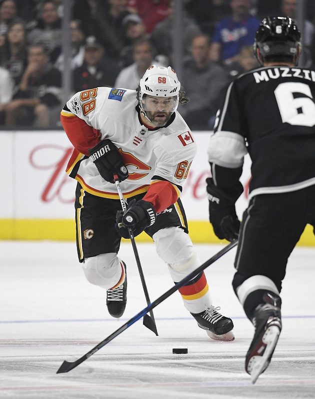 Premiéra Jaromíra Jágra v dresu Calgary Flames dopadla úspěšně. Český útočník se sice neprosadil, ale slavil výhru 4:3 v prodloužení na ledě Los Angeles.