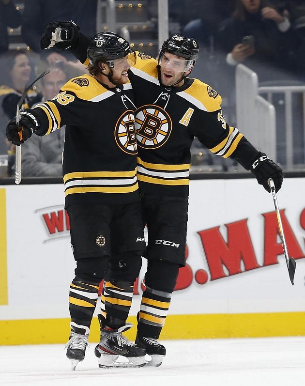 Radost hokejistů Bostonu. Slaví útočníci Patrice Bergeron (37) a David Pastrňák (88).