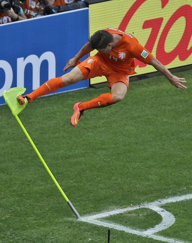 Nizozemec Klaas-Jan Huntelaar se raduje z proměněného pokutového kopu, kterým zařídil Tulipánům postup do čtvrtfinále MS.