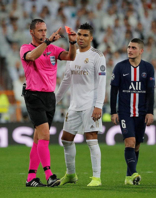 Rozhodčí Artur Soares Dias zrušil červenou kartu, kterou viděl brankář Realu Madrid Thibaut Courtois.
