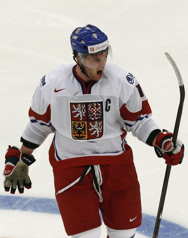 Kapitán Česka Petr Šidlík slaví gól svého spoluhráče z reprezentace do 20 let Vojtěcha Tomečka proti Kanadě.