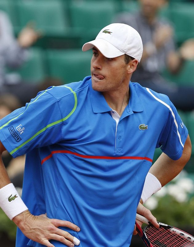 Američan John Isner během osmifinálového duelu na Roland Garros proti Tomáši Berdychovi.