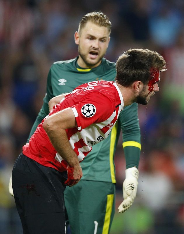 Jeroen Zoet (vlevo), brankář PSV Eindhoven, sleduje zraněného spoluhráče Davyho Proppera v utkání proti Atléticu Madrid.
