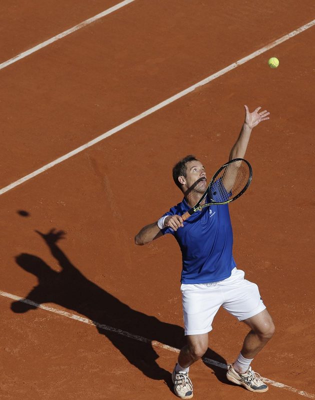Francouz Richard Gasquet podává proti Tomáši Berdychovi v semifinále Davis Cupu.