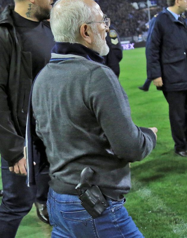 Majitel řeckého klubu PAOK Soluň Ivan Savvidis měl u opasku zbraň. 