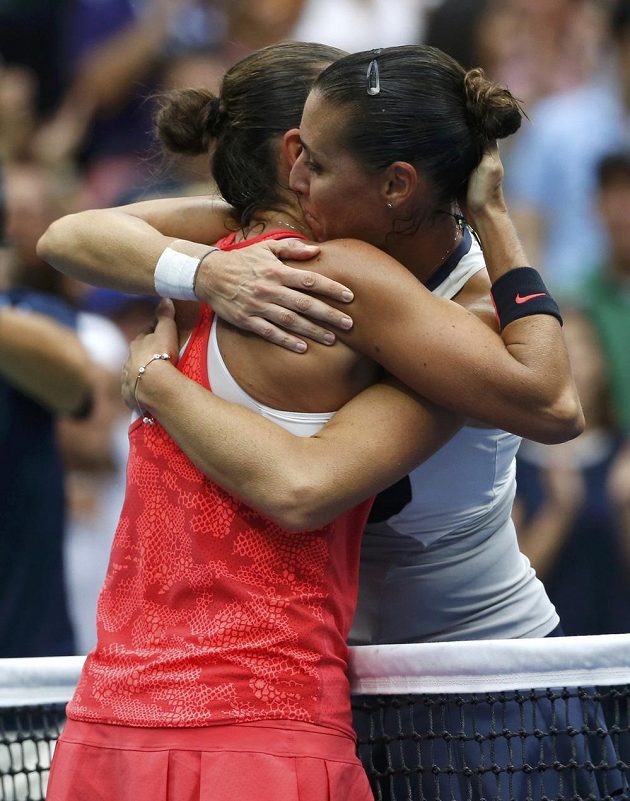Italky Roberta Vinciová a Flavia Pennettaová (vpravo) se po finále US Open navzájem objaly.