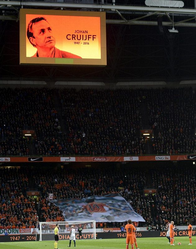 Momentka z duelu Nizozemsko - Francie, kde Oranje vzpomínali na zesnulého Johana Cruyffa.