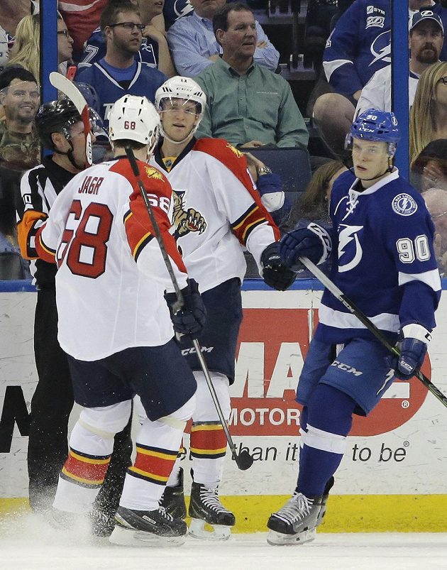Útočníci Floridy Jonathan Huberdeau (druhý zleva) a Jaromír Jágr se radují z gólu proti Tampě Bay. Vpravo je zklamaný forvard Lightning Vladislav Namestnikov.