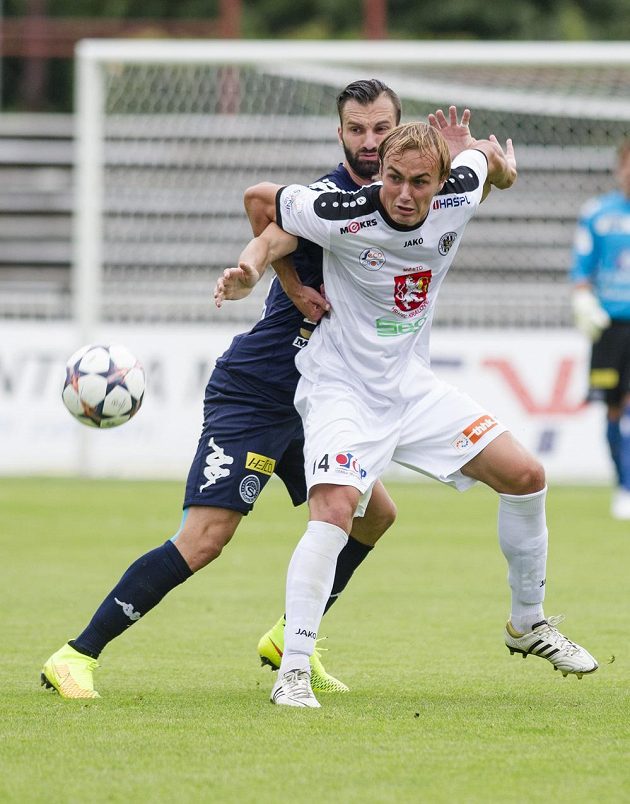 Stoper Slovácka Tomáš Košút (vzadu) v souboji s královéhradeckým útočníkem Pavlem Dvořákem.