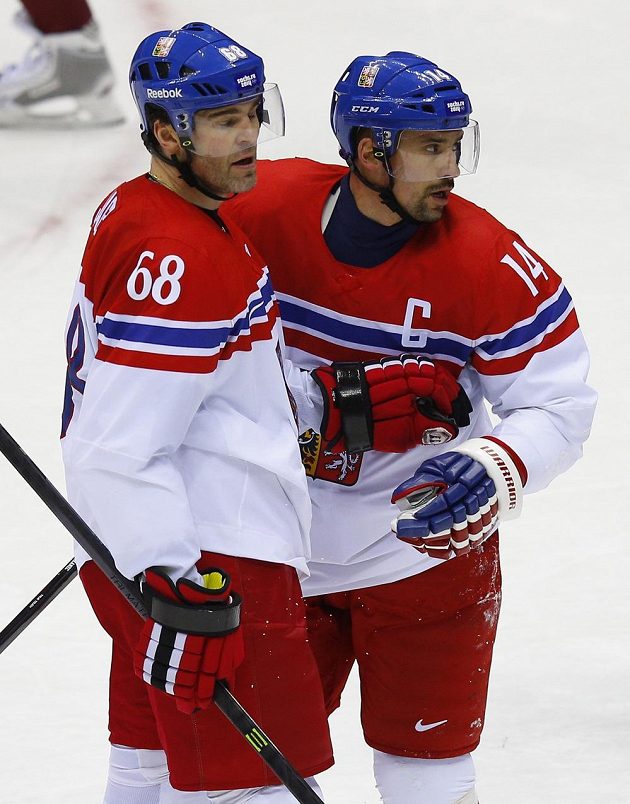 Čeští hokejisté Jaromír Jágr (vlevo) a Tomáš Plekanec se radují z gólu proti Lotyšsku.