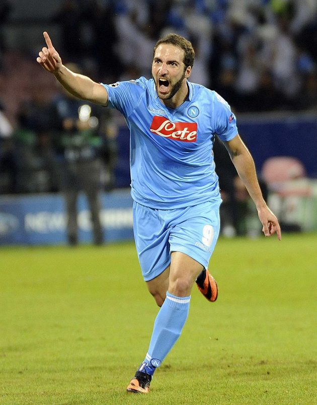 Utočník Neapole Gonzalo Higuaín se raduje po gólové trefě do sítě Olympique Marseille.