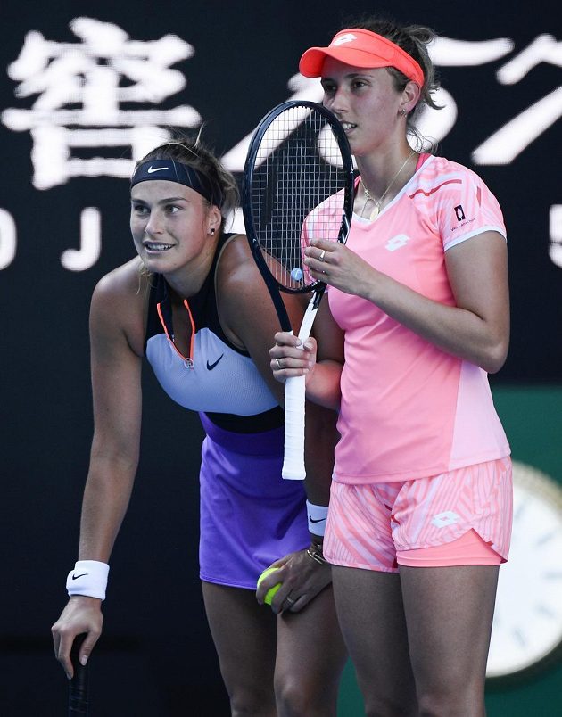 Běloruska Aryna Sabalenková (vlevo) a Elise Mertensová z Belgie ve finále čtyřhry na Australian Open v Melbourne.