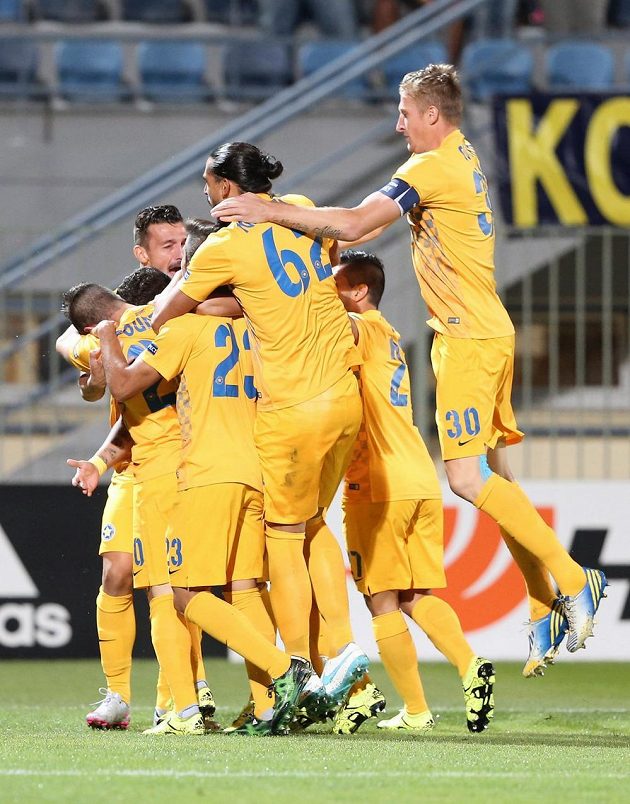 Radost fotbalistů Asterasu po vedoucím gólu v utkání EL s pražskou Spartou.