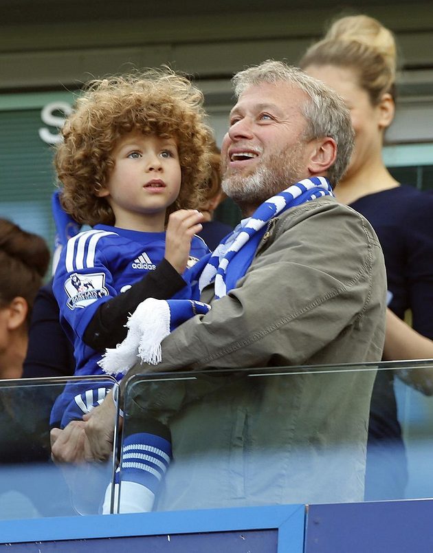 Majitel Chelsea Roman Abramovič se raduje z titulu svého týmu spolu se synem Aaronem.