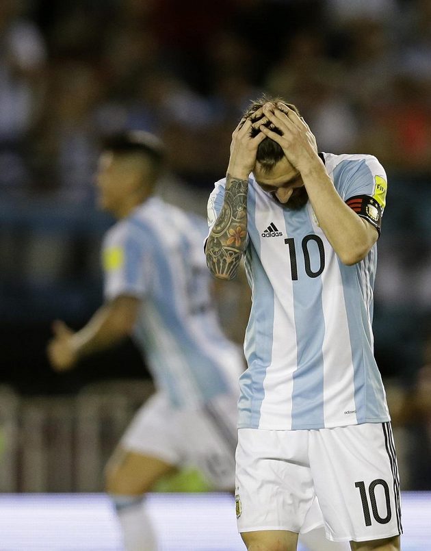 Argentinec Lionel Messi sice rozhodl o výhře v kvalifikaci o postup na MS 2018 nad Chile, když proměnil penaltu. Žádná krasojízda to ale v podání Argentiny nebyla a Messi se během utkání tvářil mnohdy spíše zoufale než radostně.