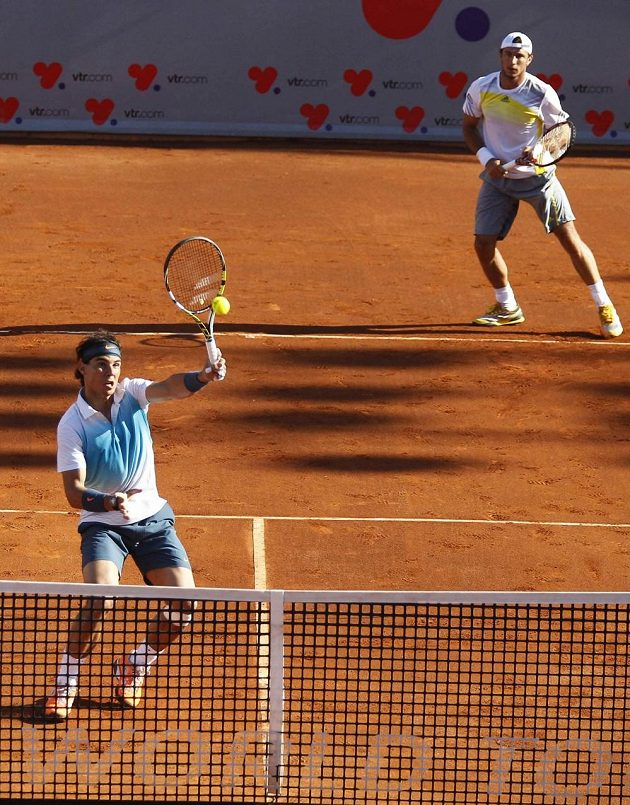Rafael Nadal (vlevo) a Juan Mónaco v deblu proti českému páru František Čermák - Lukáš Dlouhý.