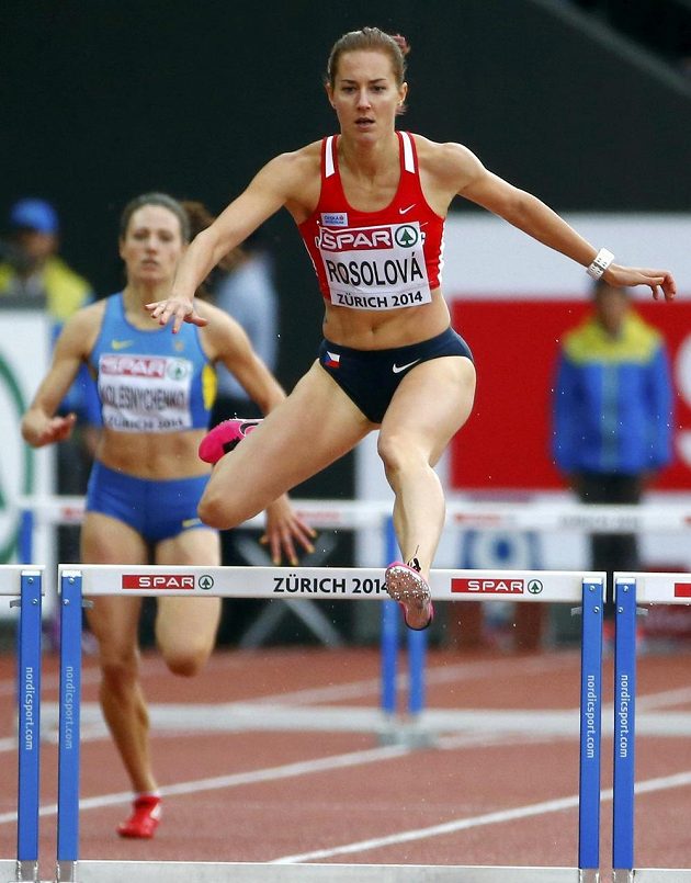 Denisa Rosolová během rozběhu závodu na 400 metrů překážek na mistrovství Evropy v Curychu.