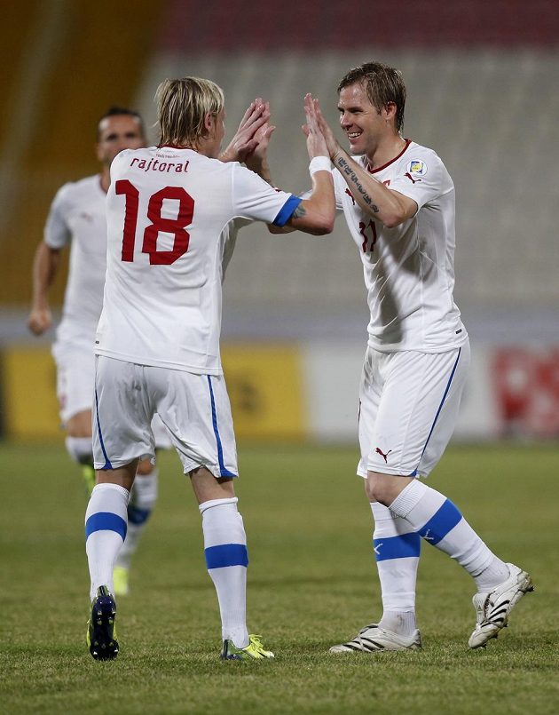 František Rajtoral (vlevo) gratuluje Tomáši Hübschmanovi k brance proti Maltě.