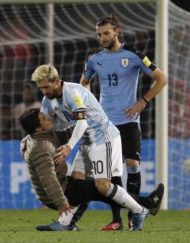 Lionel Messi (10) a další aktéři kvalifikačního utkání Argetina - Uruguay zažili nezvyklý moment. Vpravo Gaston Silva.