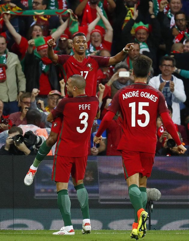 Portugalci slaví gól proti Islandu. Vzadu je střelec branky Nani, radují se i Pepe a André Gomes.