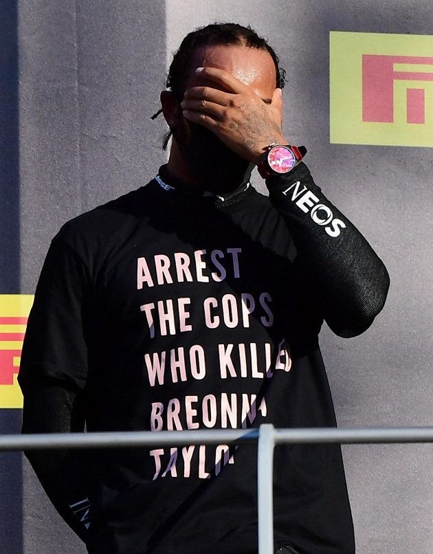 Šestinásobný mistr světa formule 1 Lewis Hamilton může mít problémy kvůli tričku s nápisem "Zavřete poldy, co zabili Breonnu Taylorovou".