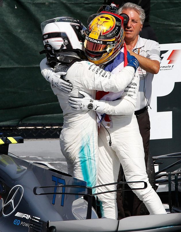 Lewis Hamilton z Mercedesu a jeho týmový kolega Valtteri Bottas. Oba poznali při Velké ceně Kanady stupně vítězů.
