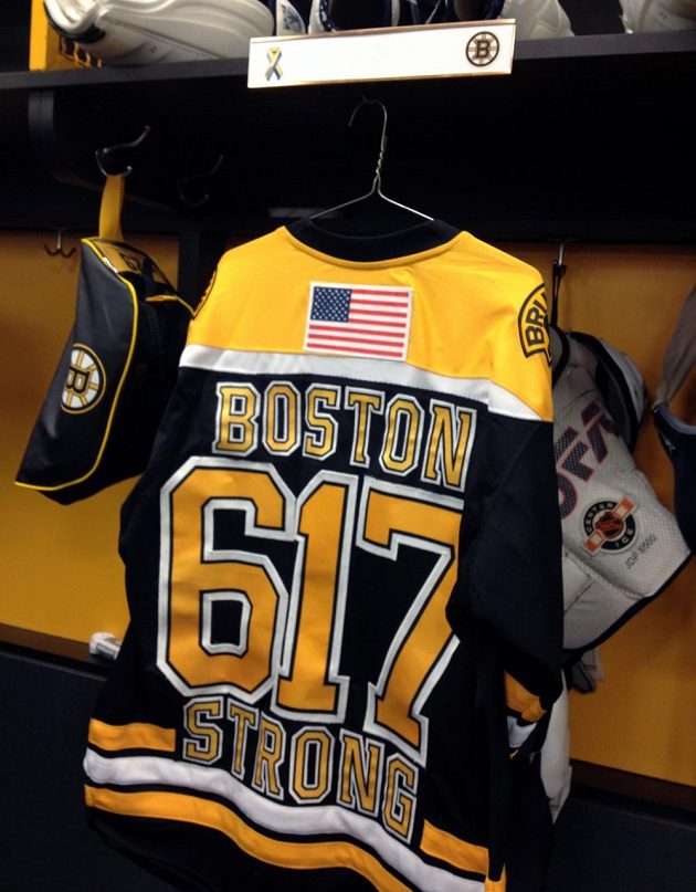 Speciální dres bostonského hokejisty Jaye Pandolfa k utkání proti Buffalu, který vybízí k semknutí celého Bostonu proti teroristickému útoku.