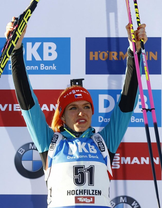Gabriela Koukalová na pódiu po vytrvalostním závodě na 15 kilometrů na MS v Hochfilzenu.