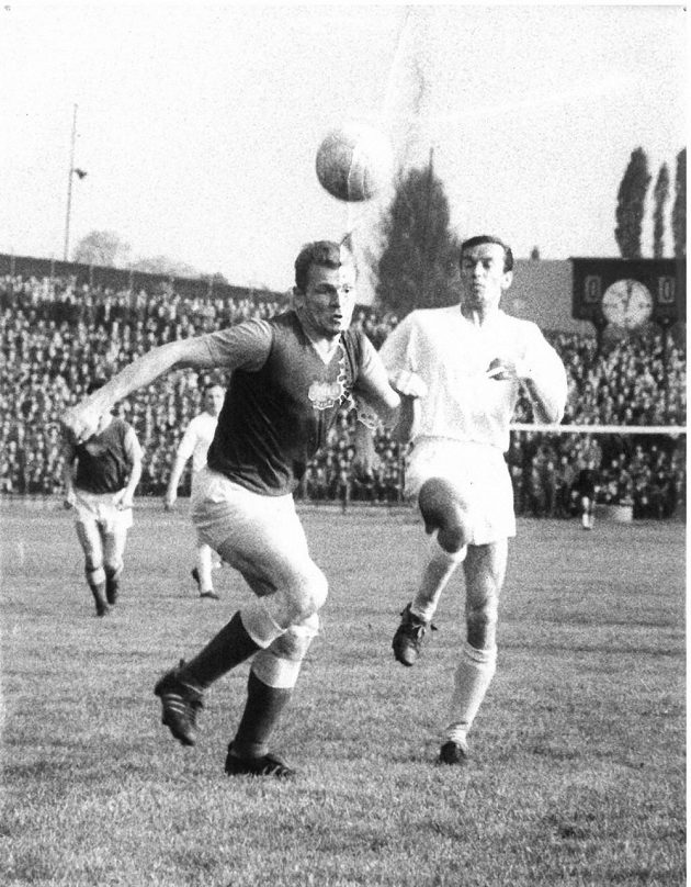 Momentka ze zápasu Baníku Ostrava s Duklou Praha z roku 1963.