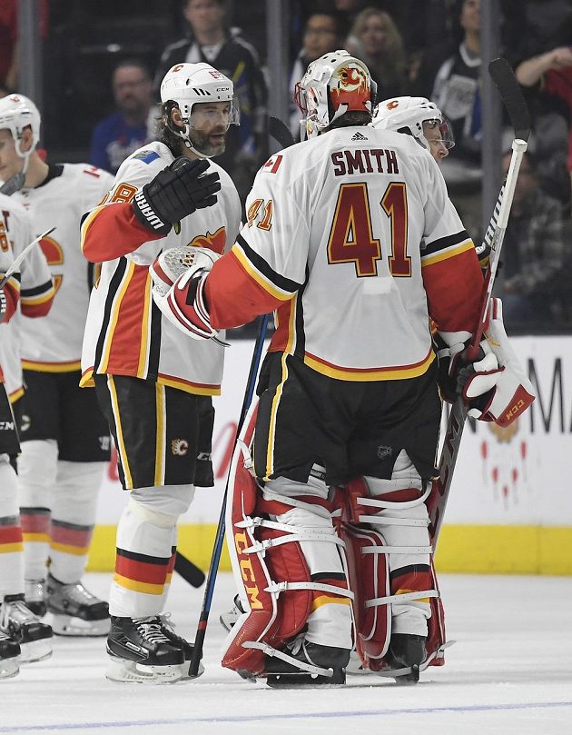 Útočník Jaromír Jágr přijel po utkání na ledě Los Angeles poděkovat za výkon svému spoluhráči z Calgary Flames - brankáři Smithovi.