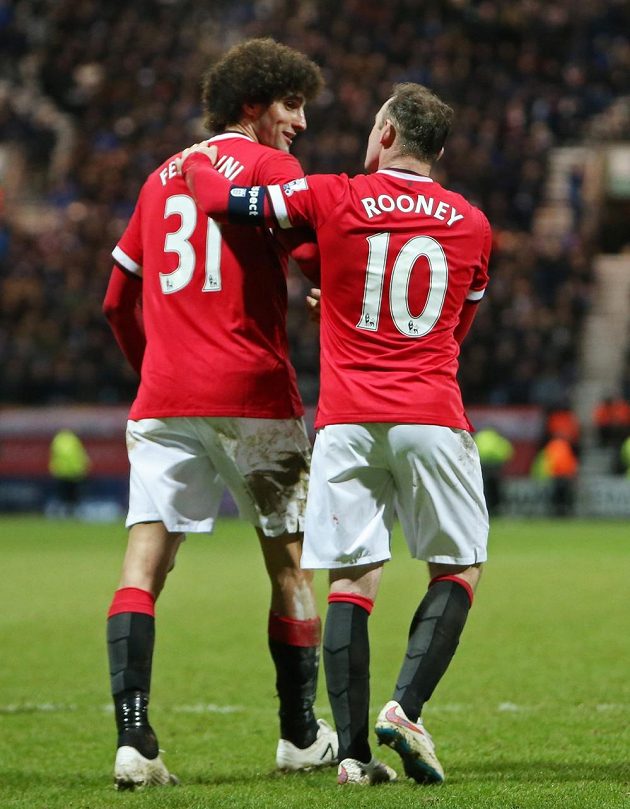 Útočník Manchesteru United Wayne Rooney (vpravo) společně se záložníkem Marouanem Fellainim oslavují třetí gól do sítě Prestonu v osmifinále FA Cupu.