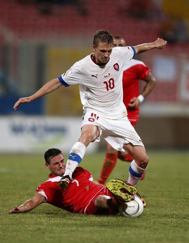 Bořkovi Dočkalovi (v bílém) se snaží odebrat míč Clayton Failla z Malty.